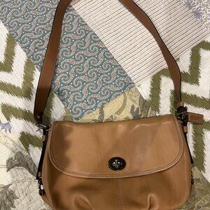 Coach - saddle brown/tan, vintage, adjustable shoulder bag!